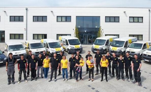 Das Fuhrpark des ETL und das Team steht vor dem Gebäude bereit.
