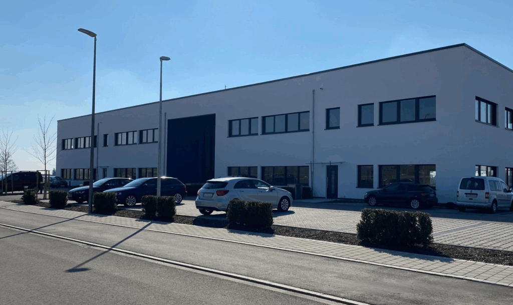 Bankgebäude mit parkenden Autos davor.