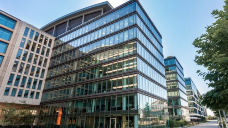 Das hohe Bankgebäude aus Glas