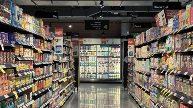 Ein Gang durch den Supermarkt mit seinen Regalen voller verschiedener Produkte.