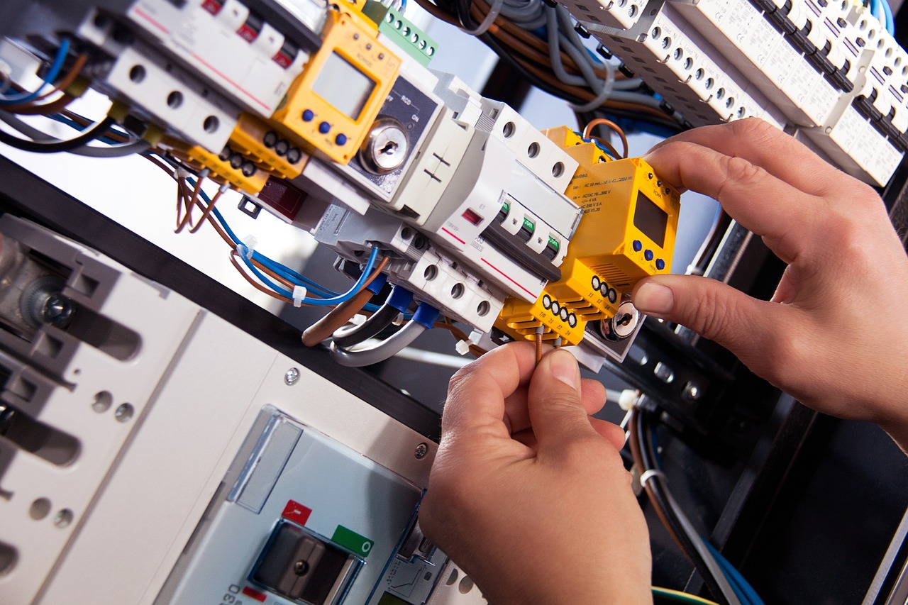 Es werden Elektrokabel installiert und verbunden.