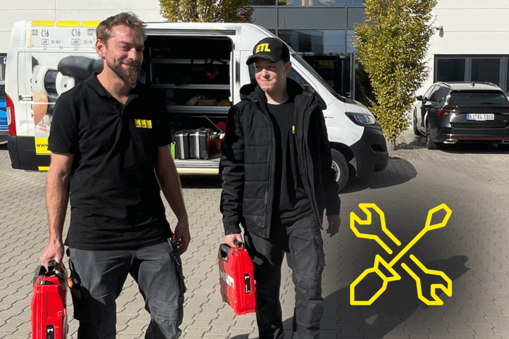 Zwei Mitarbeiter gehen mit Ihren Servicekoffern zum Kunden.