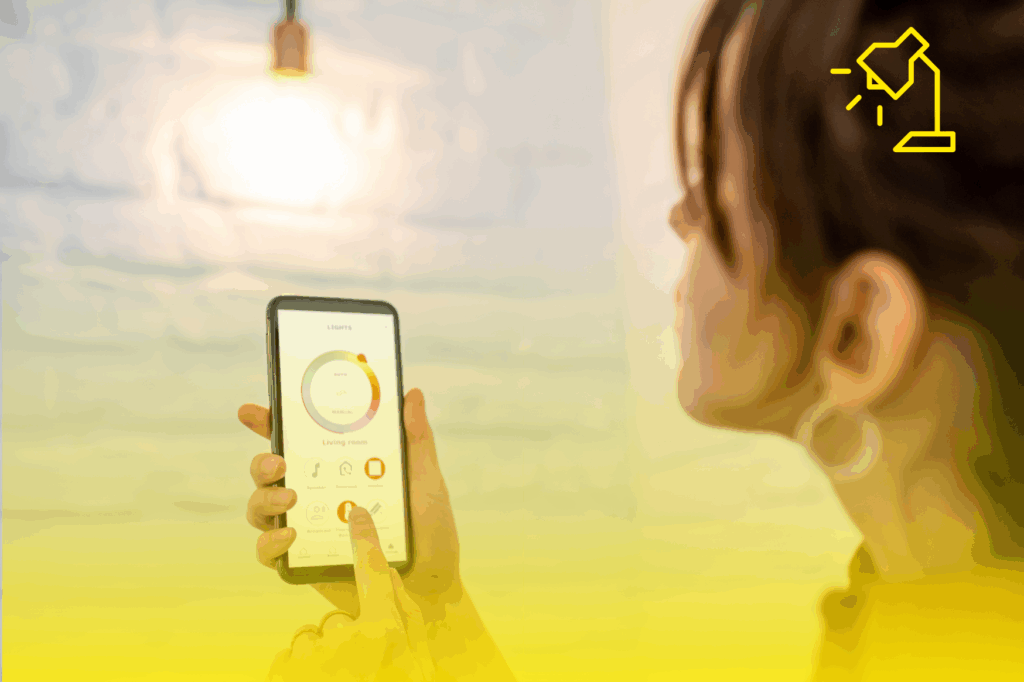 Eine Frau steuert das Licht per Handy.