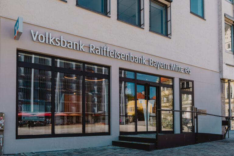 Volksbank Raiffeisenbank Bayern Mitte eG Eingangsbereich von außen