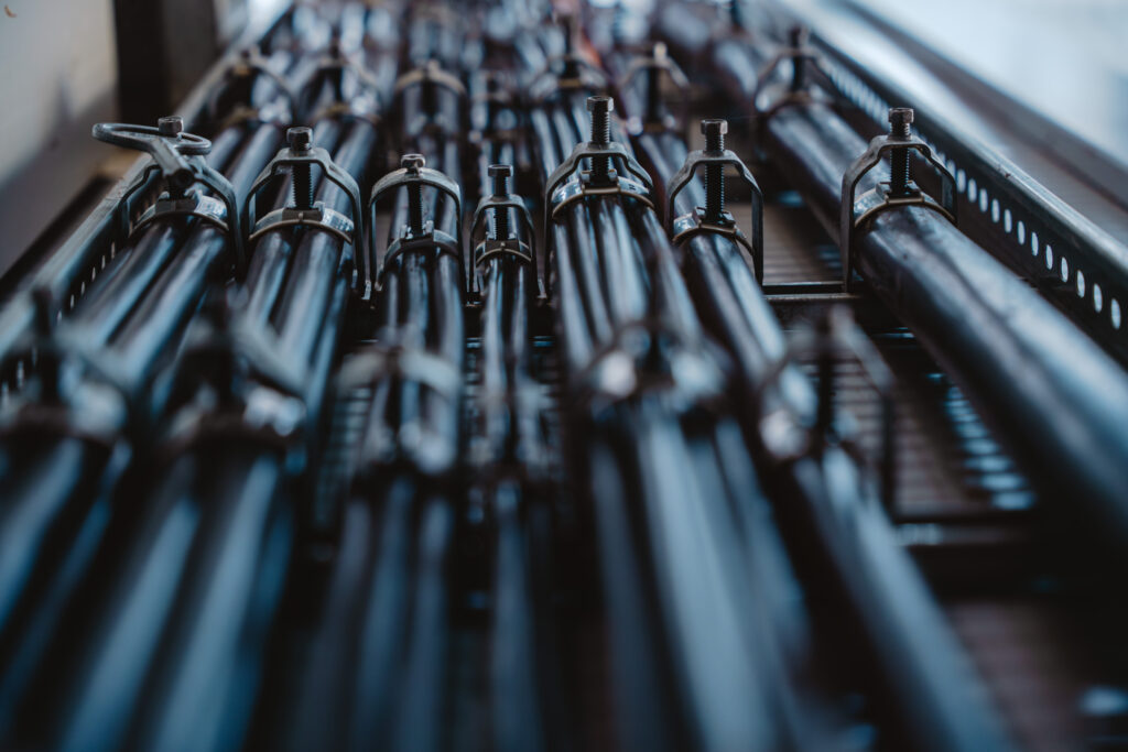 Gebündelte Elektroleitungen in Metallschellen für eine fachgerechte Kabelinstallation